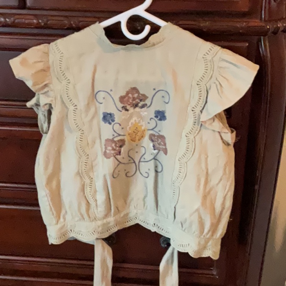 Floral Embroidered Top - olive green 🫒 - Picture 2 of 6